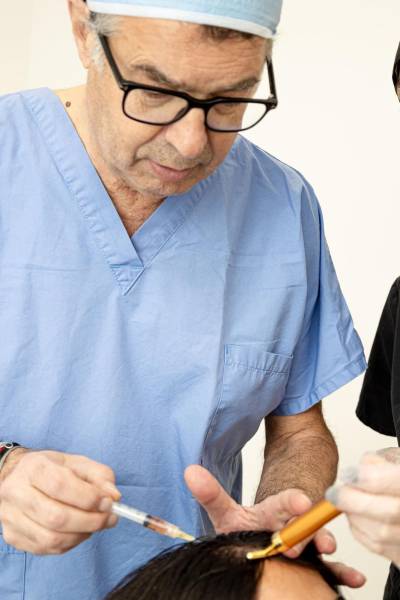 Greffe capillaire DHI à Marseille avec stylo Choï pour implantation précise