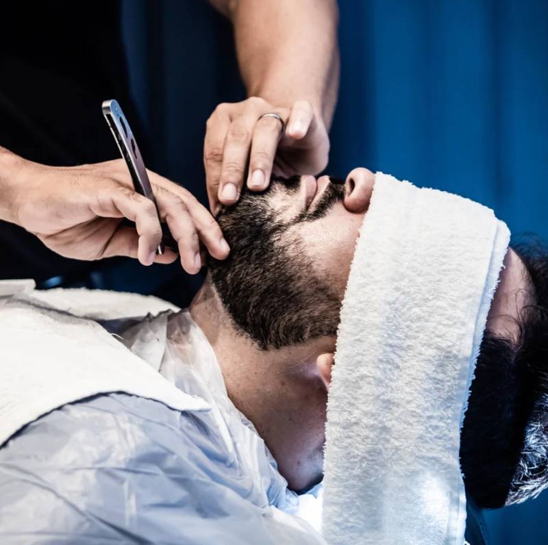 Greffe de barbe : redonnez densité et confiance à votre visage à Marseille